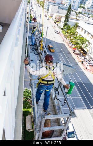 Miami Beach Florida, Ocean Drive, Presidential Condominiums, ristrutturazione in cemento, riparazione, uomo ispanico uomini maschio, lavoratore, lavoro, lavoro, lavoratore dipendente Foto Stock