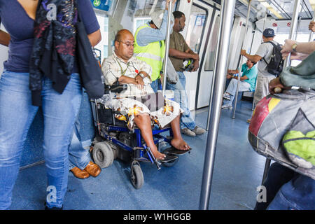 Miami Florida,Metromover,OMNI Loop,trasporto pubblico,trasporto di massa,persone mover automatizzato,passeggeri motociclisti,pendolari,pendolari,HISP Foto Stock