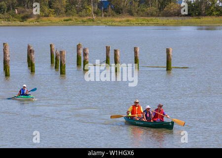 Persone canoa e kayak sull'ingresso di marea lungo il lungomare di Steveston sul Canada giorno 2019 British Columbia Foto Stock