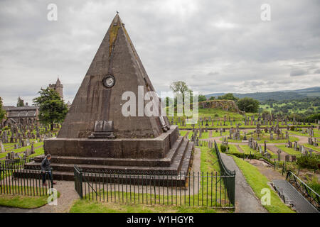La Piramide a stella (1863 William Barclay) un monumento alla scozzese e civile relgious martiri, con il cimitero di valle in background. Stirling, Scot Foto Stock