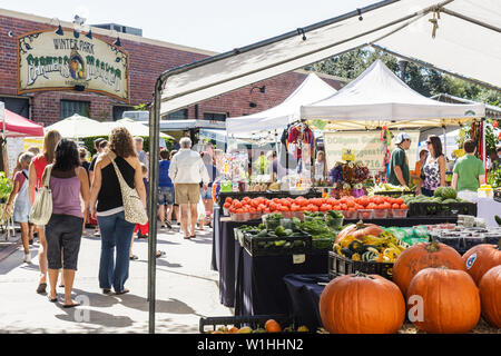 Winter Park Florida,Farmer's,Farmers Market,shopping shopper shopping negozi mercati di vendita di mercato, negozi al dettaglio business busin Foto Stock