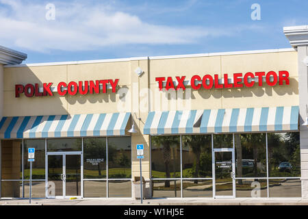 Lake Wales Florida, Strip Mall, negozio di fronte, Polk County Tax Collector, tenda, parcheggio, spazio per disabili, cartello, agenzia governativa, ufficio, vetro riflessio Foto Stock