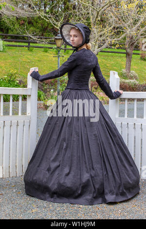 Donna vittoriana in nero ensemble, ombrellone e scialle Foto Stock