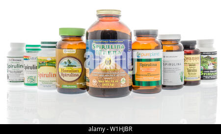 Winneconne, WI - 27 Maggio 2019 : Una collezione di Spirulina supplementi su un sfondo isolato Foto Stock