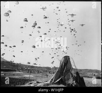I paracadutisti della 187th RCT [Regimental Combat Team] earthward galleggiante da C-119's di tagliare la ritirata le unità nemiche a sud di Munsan, Corea.; Note Generali: Utilizzo di guerra e di conflitto numero 1428 quando si ordina una riproduzione o la richiesta di informazioni su questa immagine. Foto Stock