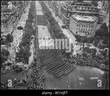 Linea parigini Champs Elysees per allietare il ammassato le unità di fanteria dell'esercito americano come essi marzo a rivedere verso l'Arc de Triomphe, che celebra la liberazione del capitale della Francia dai nazisti.; Note Generali: Utilizzo di guerra e di conflitto numero 1060 quando si ordina una riproduzione o la richiesta di informazioni su questa immagine. Foto Stock