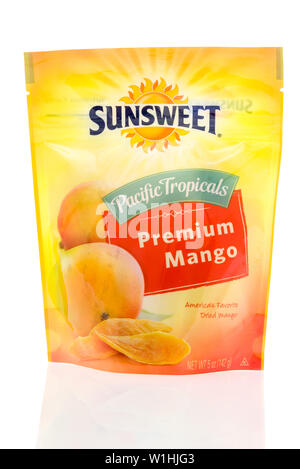 Winneconne, WI - 29 Maggio 2019 : un pacchetto di Sunsweet pacific tropicali di mango premium su un sfondo isolato Foto Stock