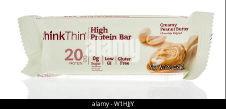 Winneconne, WI - 29 Maggio 2019 : un pacchetto di Think thin high protein bar in burro di arachidi isolato su un background Foto Stock