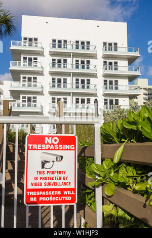 Miami Beach Florida, 38th Street, condominio appartamenti residenziali edificio edifici alloggio, edificio, recinzione, sicurezza, videosorveglianza, no Foto Stock