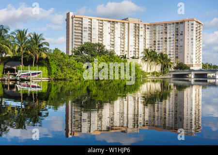 Miami Beach Florida, 41 ° Street Bridge, Indian Creek, grattacieli grattacieli edificio edifici condominio appartamenti residenziali h Foto Stock