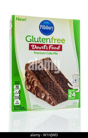 Winneconne, WI - 10 Giugno 2019 : un pacchetto di Pillsbury senza glutine cake mix nei diavoli aroma alimentare isolato su un background Foto Stock