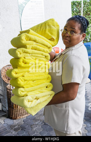 Miami Florida, pulizia dell'hotel, personale della governante, pulizia che trasporta gli asciugamani, donna nera uniforme femminile minimo basso salario di lavoro dipendente di lavoro Foto Stock