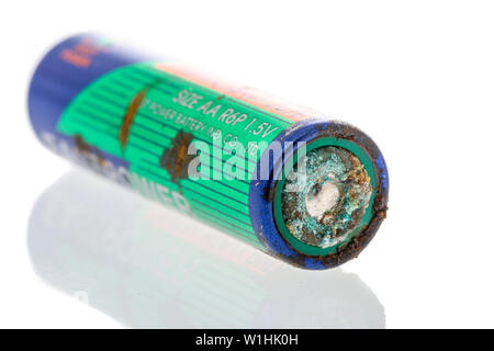 Una batteria che ha fatto trapelare e l'acido girato colorato su un sfondo isolato Foto Stock