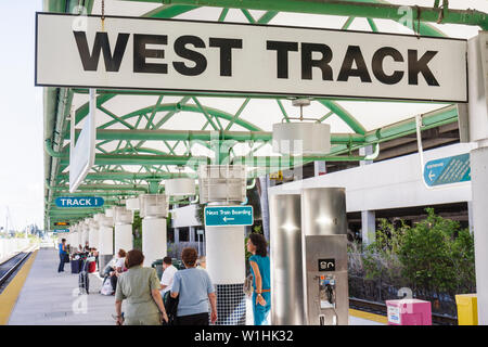 Miami Florida,Tri Rail,treno,treno per pendolari,trasporto pubblico,trasporto di massa,stazione,West Track,piattaforma,passeggeri passeggeri motociclisti,attesa,annuncio Foto Stock