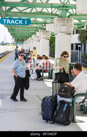 Miami Florida,Tri Rail,treno,treno per pendolari,trasporto pubblico,trasporto pubblico,trasporto di massa,stazione,binario 1,piattaforma,passeggeri motociclisti,in attesa,adulto Foto Stock