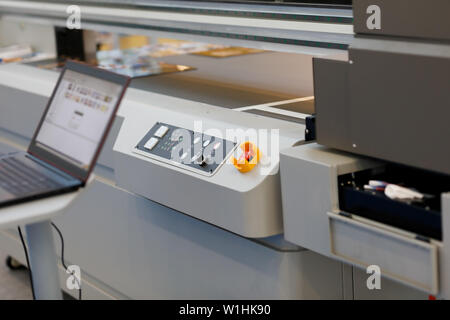 Large format stampante flatbed UV per la stampa su tutti i tipi di materiale rigido. Messa a fuoco selettiva. Foto Stock