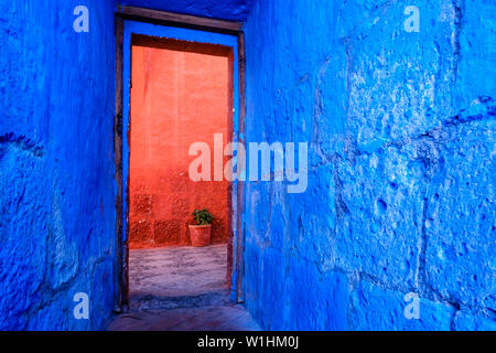 Colorato porta al monastero di Santa Caterina (Monasterio de Santa Catalina) Arequipa, Perù. Foto Stock