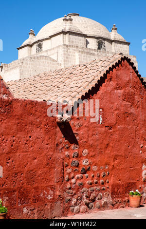 Cupola di Santa Catalina Monastero come visto da Via Toledo (Calle Toledo), Arequipa, Perù Foto Stock