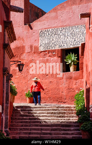 Il monastero di Santa Catalina femmina guida ufficiali in uniforme a piedi verso Piazza Zocodober, Arequipa, Perù. Foto Stock