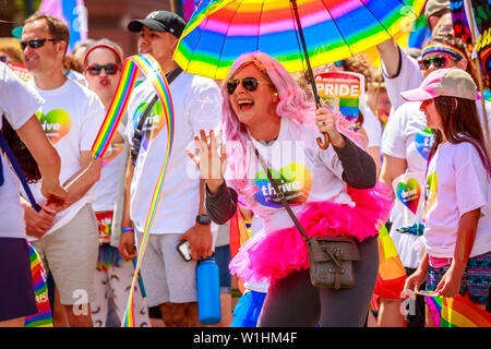 Portland, Oregon, Stati Uniti d'America - 16 Giugno 2019: gruppo diversificato di persone in Portland's 2019 Pride Parade. Foto Stock