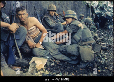 Fotografia di soldati a Hue City; Portata e contenuto: didascalia originale: xx secolo Angelo della Misericordia -- D. R. Howe (Glencoe, MN) tratta le ferite del privato di prima classe D. A. Crum (New Brighton, PA), H Company, 2° Battaglione, quinto reggimento Marine, durante il funzionamento la cittadella di Hue. Foto Stock