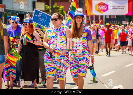 Portland, Oregon, Stati Uniti d'America - 16 Giugno 2019: gruppo diversificato di persone in Portland's 2019 Pride Parade. Foto Stock