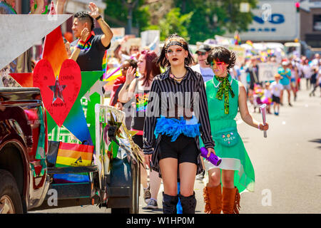 Portland, Oregon, Stati Uniti d'America - 16 Giugno 2019: gruppo diversificato di persone in Portland's 2019 Pride Parade. Foto Stock