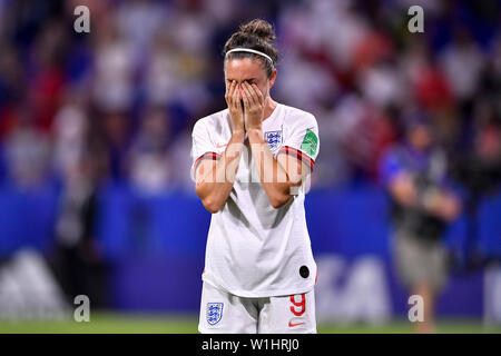 Lione. 2 Luglio, 2019. Jodie Taylor di Inghilterra reagisce dopo la semifinale tra Stati Uniti e Inghilterra al 2019 FIFA Coppa del Mondo Femminile a Stade de Lyon Lione in Francia il 2 luglio 2019. Credito: Chen Yichen/Xinhua/Alamy Live News Foto Stock