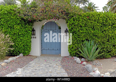 Costruita nel 1937, la casa di 4.097 metri quadrati al 688 e Vereda Sur a Palm Springs, California, è l'ex casa di Jim e Tammy Faye Bakker. Foto Stock