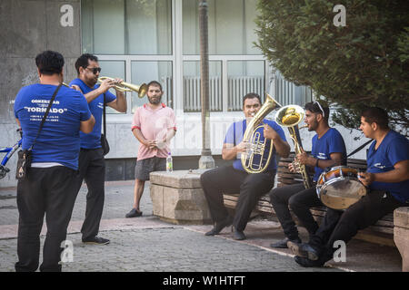 PANCEVO, SERBIA - Agosto 1, 2015: Roma music band ripassando prima un matrimonio performance nel sobborgo di Belgrado, in Pancevo. Queste bande sono calle Foto Stock