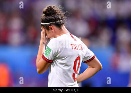 Lione. 2 Luglio, 2019. Jodie Taylor di Inghilterra reagisce dopo la semifinale tra Stati Uniti e Inghilterra al 2019 FIFA Coppa del Mondo Femminile a Stade de Lyon Lione in Francia il 2 luglio 2019. Credito: Chen Yichen/Xinhua/Alamy Live News Foto Stock