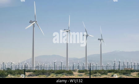 Le turbine eoliche vicino a Palm Springs in California Foto Stock