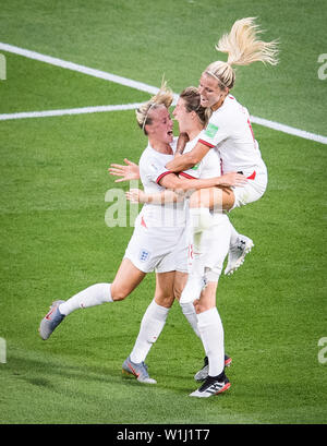 Lione. 2 Luglio, 2019. Ellen White (C) dell'Inghilterra celebra un obiettivo durante la semifinale tra Stati Uniti e Inghilterra al 2019 FIFA Coppa del Mondo Femminile a Stade de Lyon Lione in Francia il 2 luglio 2019. Credito: Xiao Yijiu/Xinhua/Alamy Live News Foto Stock