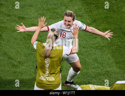 Lione. 2 Luglio, 2019. Ellen White (superiore) dell'Inghilterra celebra un obiettivo durante la semifinale tra Stati Uniti e Inghilterra al 2019 FIFA Coppa del Mondo Femminile a Stade de Lyon Lione in Francia il 2 luglio 2019. Credito: Xiao Yijiu/Xinhua/Alamy Live News Foto Stock