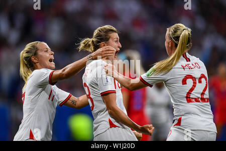 Lione. 2 Luglio, 2019. Ellen White (C) dell'Inghilterra festeggia un goal con i suoi compagni di squadra durante la semifinale tra Stati Uniti e Inghilterra al 2019 FIFA Coppa del Mondo Femminile a Stade de Lyon Lione in Francia il 2 luglio 2019. Credito: Mao Siqian/Xinhua/Alamy Live News Foto Stock