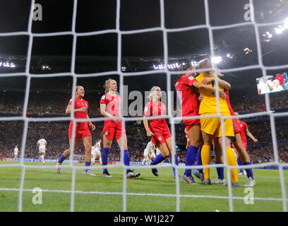 Lione, Stati Uniti celebra dopo il salvataggio del calcio di rigore di Inghilterra del Steph Houghton durante la semifinale tra Stati Uniti e Inghilterra al 2019 FIFA Coppa del Mondo Femminile a Stade de Lyon a Lione. 2 Luglio, 2019. Il portiere Alyssa Naeher (R) anteriore degli Stati Uniti celebra dopo il salvataggio del calcio di rigore di Inghilterra del Steph Houghton durante la semifinale tra Stati Uniti e Inghilterra al 2019 FIFA Coppa del Mondo Femminile a Stade de Lyon Lione in Francia il 2 luglio 2019. Credito: Ding Xu/Xinhua/Alamy Live News Foto Stock