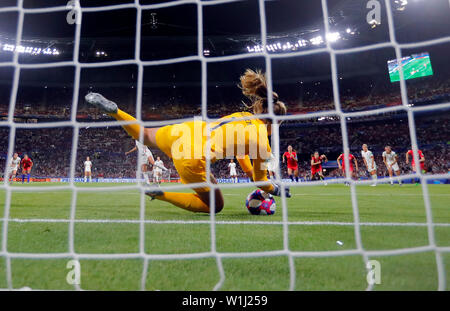 Lione. 2 Luglio, 2019. Il portiere Alyssa Naeher (anteriore) degli Stati Uniti risparmia il calcio di rigore di Inghilterra del Steph Houghton durante la semifinale tra Stati Uniti e Inghilterra al 2019 FIFA Coppa del Mondo Femminile a Stade de Lyon Lione in Francia il 2 luglio 2019. Credito: Ding Xu/Xinhua/Alamy Live News Foto Stock