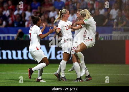 Lione. 2 Luglio, 2019. Ellen White (seconda R) dell'Inghilterra celebra il suo obiettivo durante la semifinale tra Stati Uniti e Inghilterra al 2019 FIFA Coppa del Mondo Femminile a Stade de Lyon Lione in Francia il 2 luglio 2019. Credito: Xu Zijian/Xinhua/Alamy Live News Foto Stock