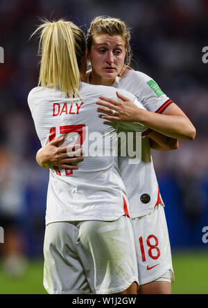 Lione. 2 Luglio, 2019. Ellen White (posteriore) e Rachel Daly (anteriore) dell'Inghilterra abbracciarsi durante la semifinale tra Stati Uniti e Inghilterra al 2019 FIFA Coppa del Mondo Femminile a Stade de Lyon Lione in Francia il 2 luglio 2019. Credito: Mao Siqian/Xinhua/Alamy Live News Foto Stock