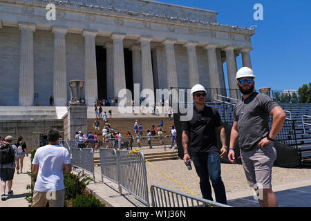 Lavoratori istituito per il prossimo 4 luglio della manifestazione "un saluto a America' a gradini del Lincoln Memorial il 30 giugno 2019, a Washington D.C. Foto Stock