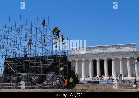 Lavoratori istituito per il prossimo 4 luglio della manifestazione "un saluto a America' a gradini del Lincoln Memorial il 30 giugno 2019, a Washington D.C. Foto Stock