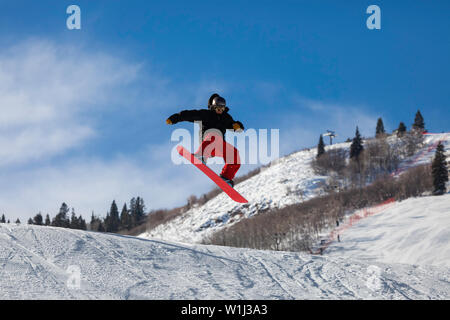 Airborne snowboarder, Park City Mountain Resort, Park City, Utah Foto Stock