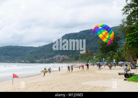 Parasail fino alla spiaggia di sabbia a Phuket Foto Stock