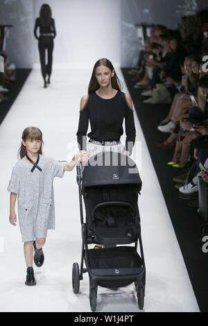 Berlino, Germania. 02Luglio, 2019. I modelli in passerella con la collezione primavera/estate 2020 dell'Maisonnée al Mercedes-Benz della settimana della moda. Credito: Simone Kuhlmey/Pacific Press/Alamy Live News Foto Stock