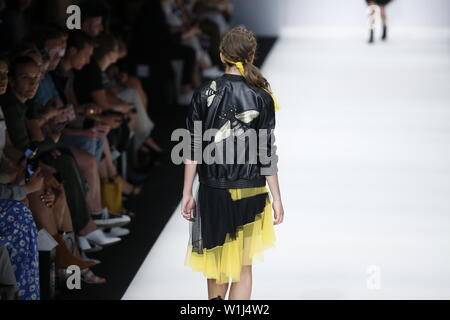 Berlino, Germania. 02Luglio, 2019. I modelli in passerella con la collezione primavera/estate 2020 dell'Maisonnée al Mercedes-Benz della settimana della moda. Credito: Simone Kuhlmey/Pacific Press/Alamy Live News Foto Stock