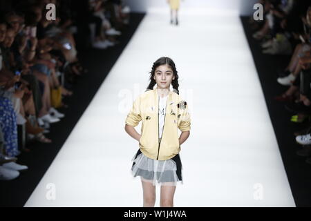 Berlino, Germania. 02Luglio, 2019. I modelli in passerella con la collezione primavera/estate 2020 dell'Maisonnée al Mercedes-Benz della settimana della moda. Credito: Simone Kuhlmey/Pacific Press/Alamy Live News Foto Stock