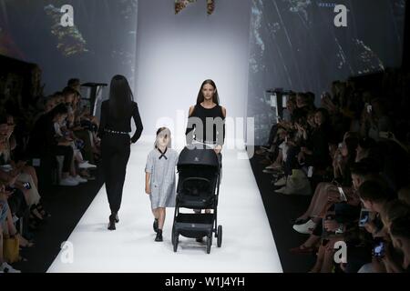 Berlino, Germania. 02Luglio, 2019. I modelli in passerella con la collezione primavera/estate 2020 dell'Maisonnée al Mercedes-Benz della settimana della moda. Credito: Simone Kuhlmey/Pacific Press/Alamy Live News Foto Stock