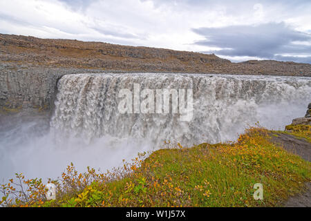 Massiccio Flusso di Acqua su Detifoss nel nord dell'Islanda Foto Stock