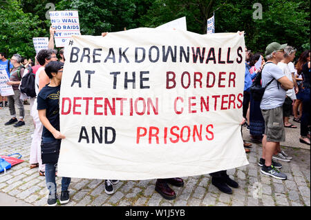 Brooklyn, Stati Uniti. 02Luglio, 2019. I manifestanti di tenere un grande striscione durante una manifestazione di protesta per la chiusura dei migranti nei campi profughi nel sud del confine. "Chiudere i campi" Rally di avvocato per la chiusura dei campi dove i migranti alla frontiera meridionale sono detenuti. Il rally si è svolta di fronte al appartamento dove il senatore Chuck Schumer (D-NY) vive a Brooklyn, New York. Credito: SOPA Immagini limitata/Alamy Live News Foto Stock