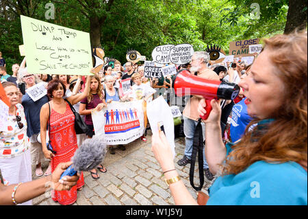 Brooklyn, Stati Uniti. 02Luglio, 2019. Una donna di leggere una dichiarazione durante una manifestazione di protesta per la chiusura dei migranti nei campi profughi nel sud del confine. "Chiudere i campi" Rally di avvocato per la chiusura dei campi dove i migranti alla frontiera meridionale sono detenuti. Il rally si è svolta di fronte al appartamento dove il senatore Chuck Schumer (D-NY) vive a Brooklyn, New York. Credito: SOPA Immagini limitata/Alamy Live News Foto Stock